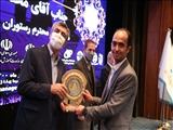 اعطای نشان عالی مدیرسال به مدیرعامل صنایع غذایی بین‌المللی دهکده از شهرستان دماوند
