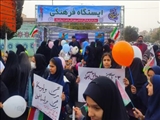 استقبال مردم از ایستگاه فرهنگی شهرداری قرچک در راهپیمایی ۱۳ آبان
