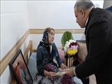 یکی از وظایف اصلی مسئولان، دیدار و عیادت از خانواده شهدا و تکریم آنها است