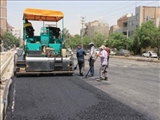 آسفالت‌ریزی مکانیزه در محله قمر بنی‌هاشم؛ گامی مؤثر در بهسازی معابر شهری