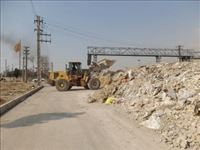 تسطیح و پاكسازی نخاله‌های ساختمانی در حریم راه‌آهن شهرقدس