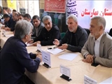 میز خدمت فرماندار بهارستان در مصلی نماز جمعه، جلوه ای از پاسخگویی مستقیم به مردم