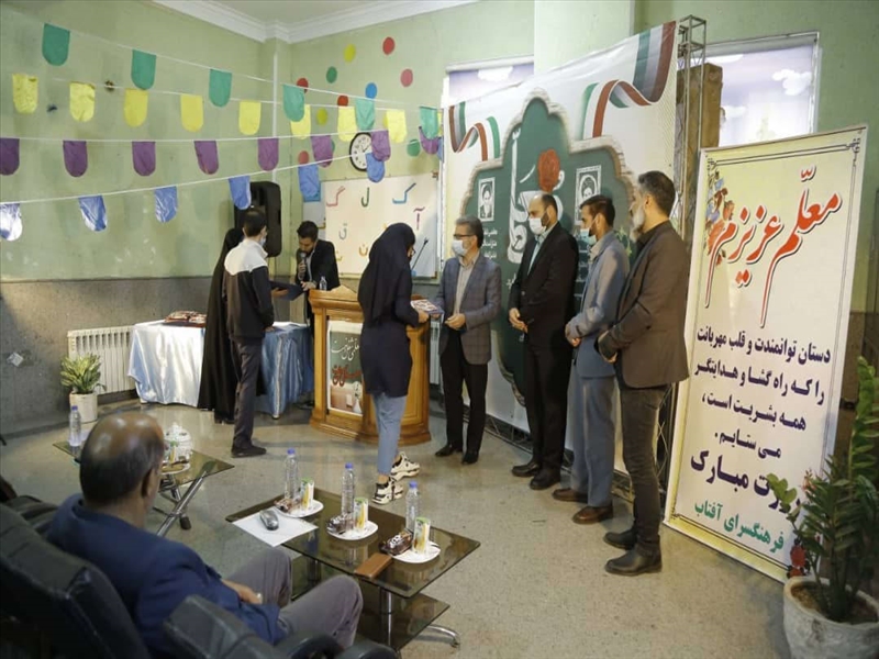 تجلیل شهردار باقرشهر از ۵۴ معلم