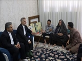 دیدار سرپرست فرمانداری بهارستان  با خانواده شهدا