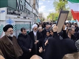 پیکرهای پاک ۱۲ شهید محله ۱۳ آبان شهرری بر روی دستان مردم قدرشناس قبله تهران تشییع شد