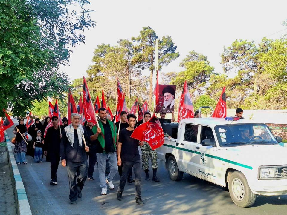 راهپیمایی اهالی روستای دانش شهرستان قدس برای حضور در آیین وداع با رهبر شهید انقلاب اسلامی